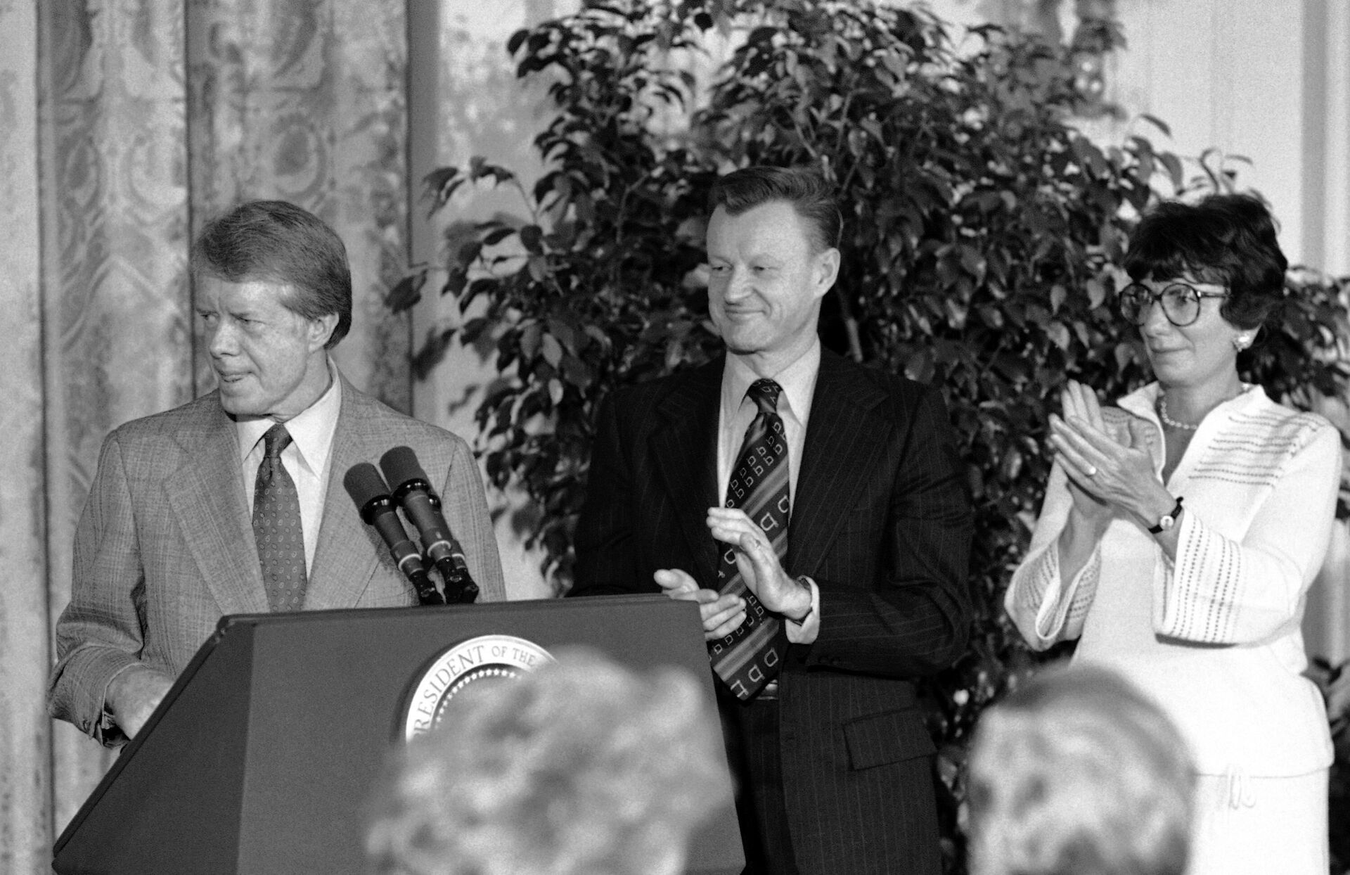 Президент США Джимми Картер и Збигнев Бжезинский в Вашингтоне. 6 декабря 1978 года - Sputnik Молдова, 1920, 11.08.2021