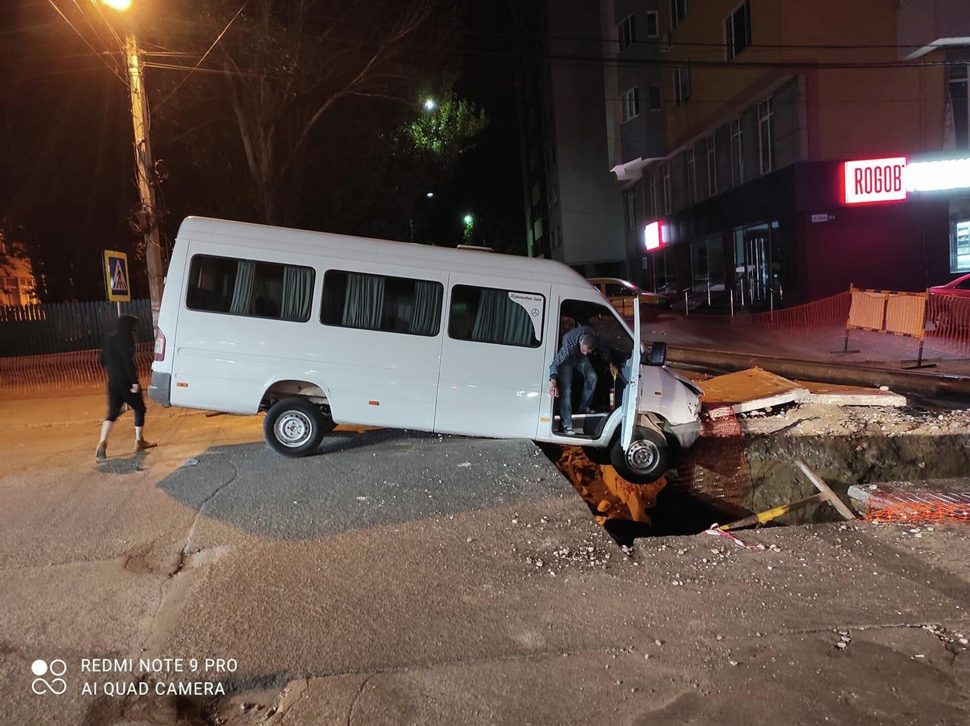 Un microbuz a căzut într-o groapă de pe strada Paris din Capitală - Sputnik Moldova, 1920, 12.08.2021