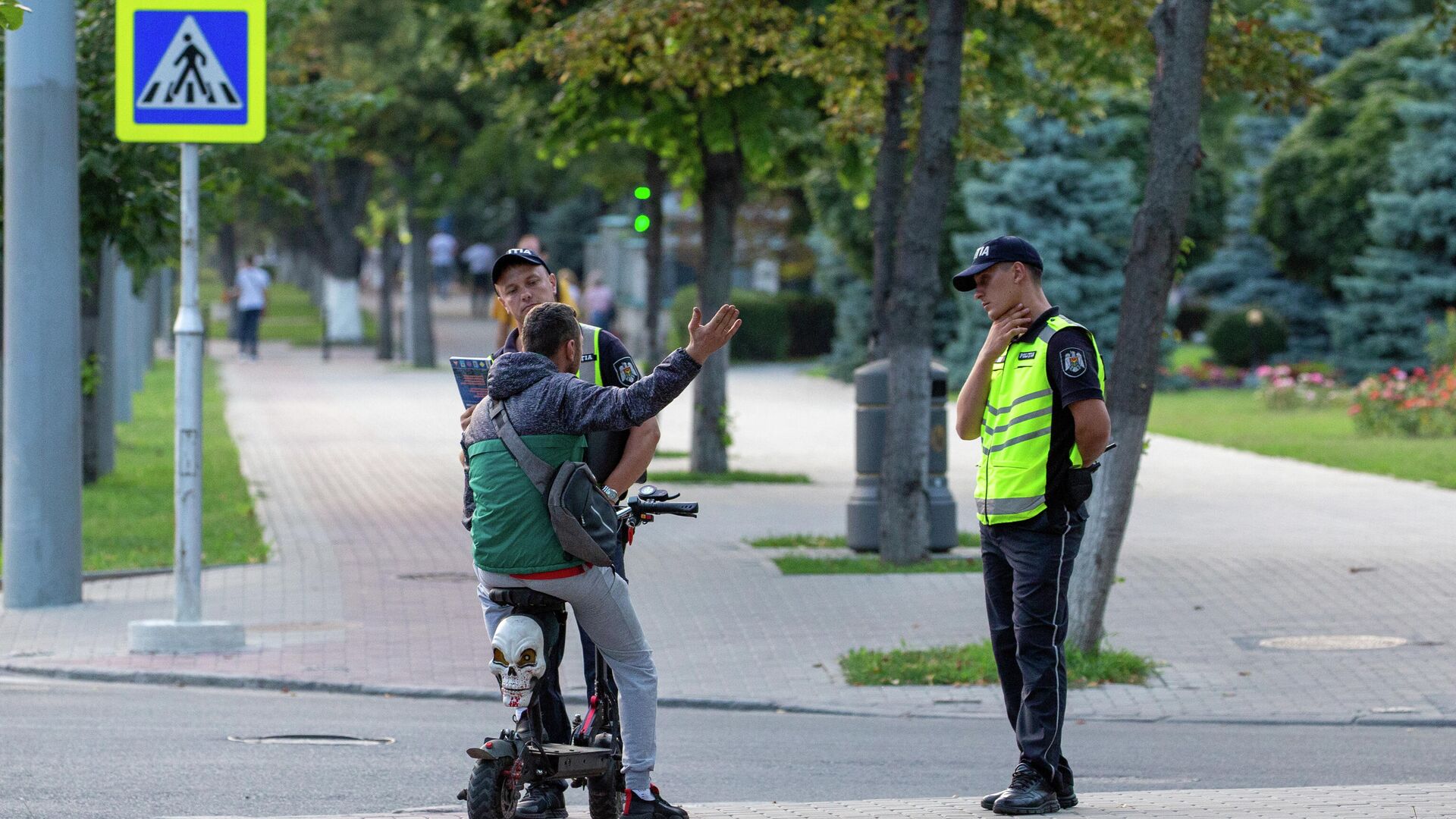 Сотрудник полиции на улице в Кишиневе - Sputnik Молдова, 1920, 25.07.2022
