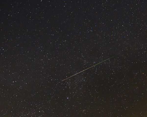 Cometa Perseide lângă Deneb. Filmare prin Calea Lactee. Deneb este „coada” constelației Lebedei. - Sputnik Moldova