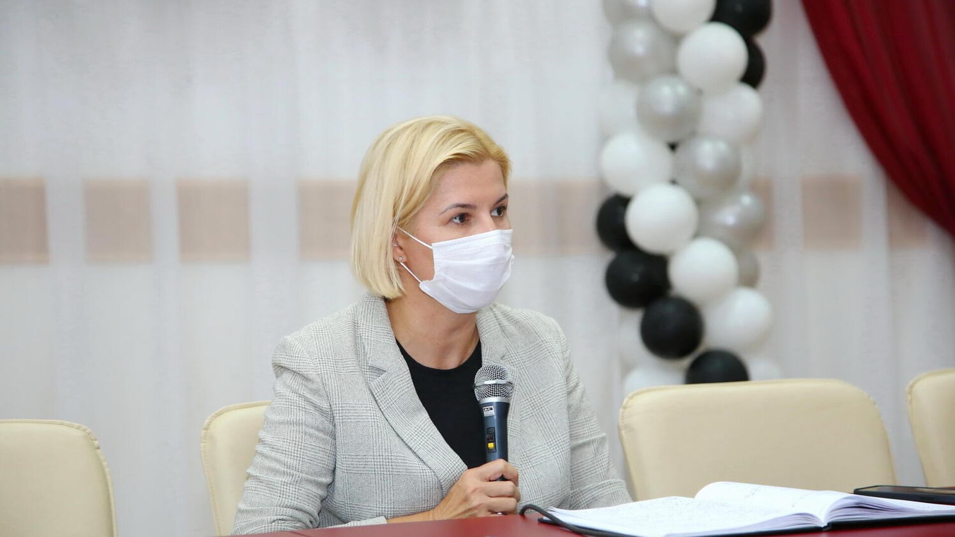 Guvernatorul Găgăuziei, Irina Vlah, a participat la o ședință de lucru cu șefii instituțiilor medicale și primarii localităților din Autonomie - Sputnik Moldova, 1920, 13.10.2021