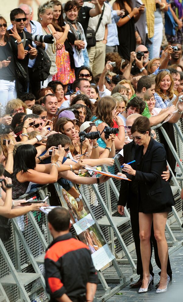 Американская актриса Джулия Робертс раздает автографы во время фотосессии после показа ее фильма &quot;Ешь, молись, люби&quot; 20 сентября 2010 года в испанском городе Сан-Себастьян. - Sputnik Молдова