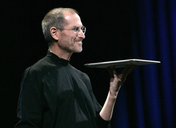 Генеральный директор и соучредитель Apple Стив Джобс держит новый портативный компьютер MacBook Air во время выступления с программной речью на открытии выставки Macworld 2008 15 января 2008 года в Сан-Франциско. - Sputnik Молдова