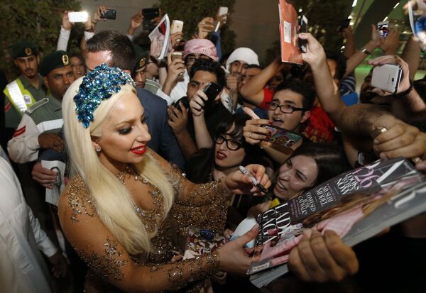 Американская поп-звезда Леди Гага дает автограф фанатам по прибытии в международный аэропорт Дубая 8 сентября 2014 года. - Sputnik Молдова