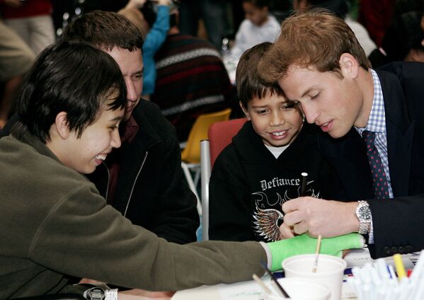 Британский принц Уильям дает автограф на руке Брендона Круна во время посещения детской больницы в Окленде, Новая Зеландия. - Sputnik Молдова