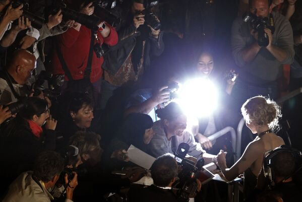 Актриса Николь Кидман раздает автографы фанатам по прибытии на показ фильмов Хемингуэя и Геллхорна на 65-м международном кинофестивале в Каннах, на юге Франции, в пятницу, 25 мая 2012 года. - Sputnik Молдова