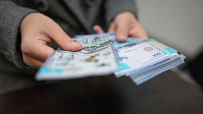 Человек считает деньги 