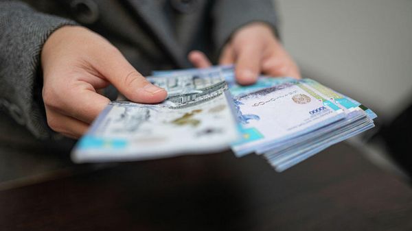 Человек считает деньги  - Sputnik Молдова