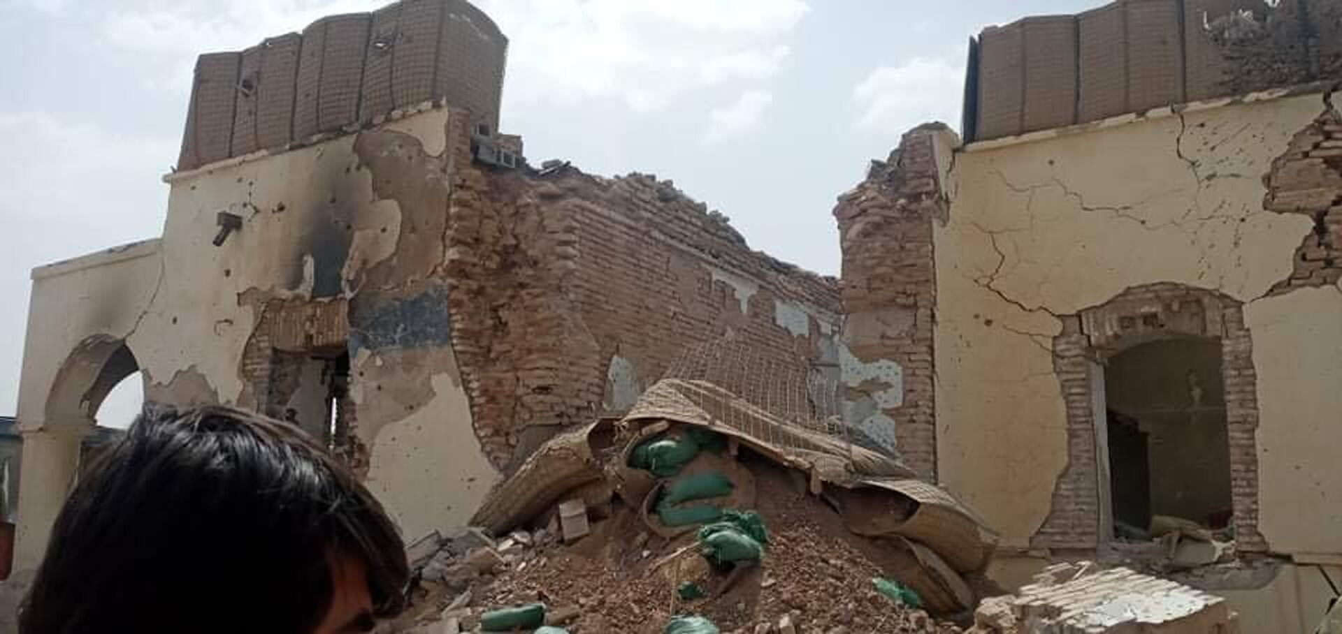 Разрушенное здание в Герате на линии соприкосновения военнослужащих правительственных войск Афганистана с Талибами (запрещены в РФ) - Sputnik Молдова, 1920, 13.08.2021