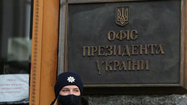 O angajată a poliției lîngă clădirea biroului președintelui Ucrainei, Vladimir Zelenski, în Kiev - Sputnik Moldova