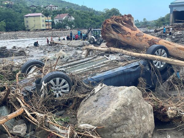 Обломки автомобиля после наводнения в городе Бозкурт в провинции Кастамону, Турция, 14 августа 2021 года. - Sputnik Молдова