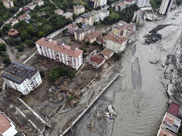 Снимок с высоты показывает разрушения после наводнений и селей, в результате которых погибли свыше четырех десятков человек. - Sputnik Молдова