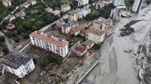 Разрушения вследствие наводнений и селей, унесших жизни около трех десятков человек, в городе Бозкурт, Турция - Sputnik Молдова