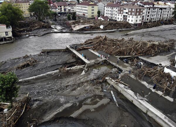 Снимок с высоты показывает разрушения после наводнений и селей в городе Бозкурт в провинции Кастамону, Турция. - Sputnik Молдова