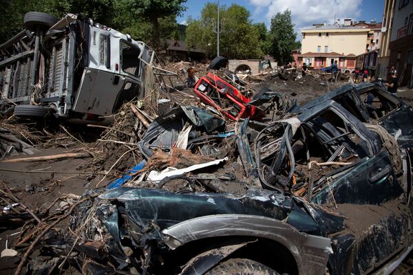 Транспортные средства превратились в груду металла после наводнейний. - Sputnik Молдова