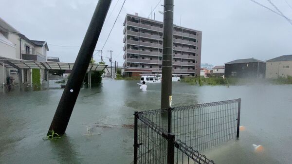 Затопленная во время проливных дождей улица в Куруме, префектура Фукуока, Япония - Sputnik Молдова
