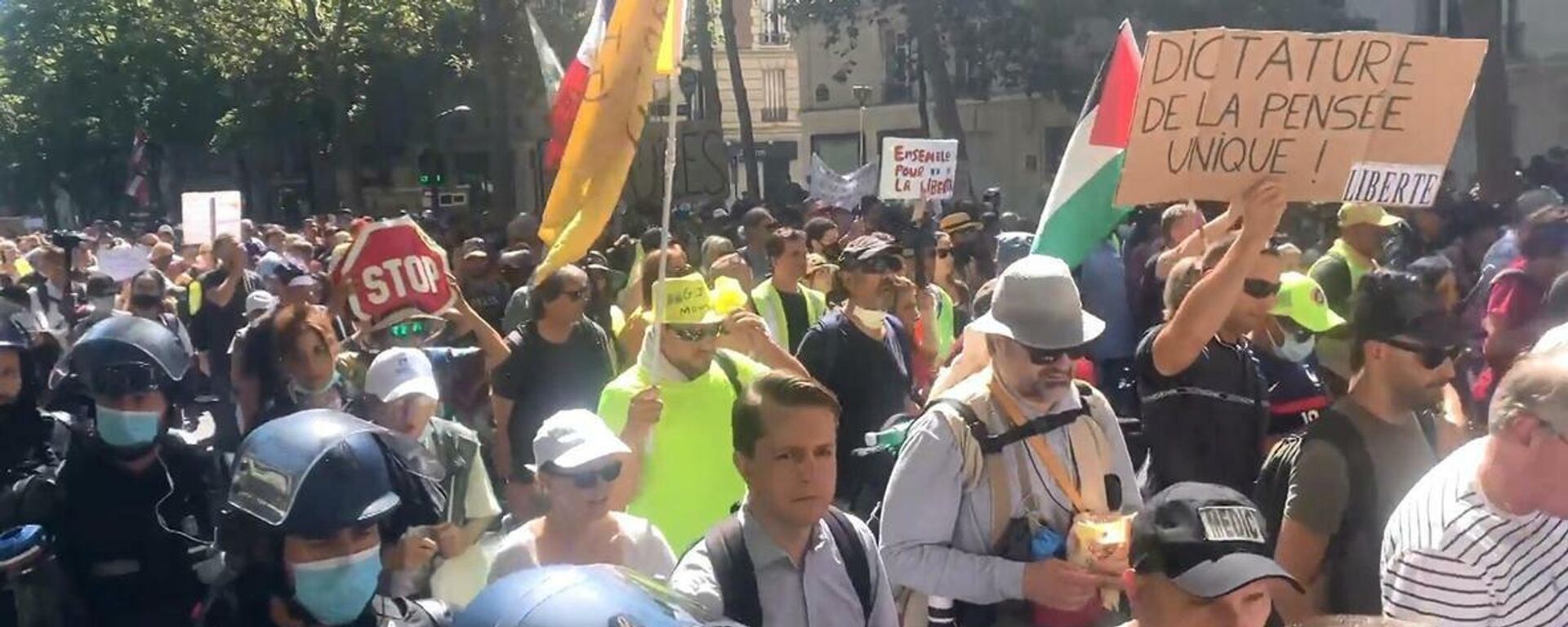 France: Protesters take to Paris streets against COVID health pass for 5th weekend - Sputnik Moldova-România, 1920, 15.08.2021