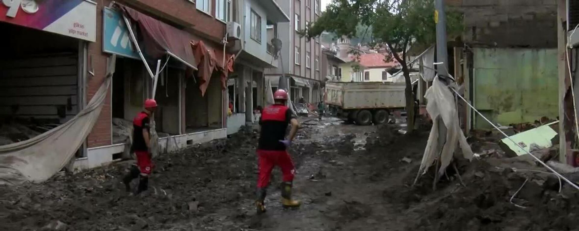 Turkey: Clean-up efforts begin following devastating floods in Bozkurt - Sputnik Молдова, 1920, 15.08.2021