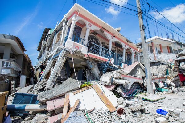 O tristă vedere cu case distruse în urma unui cutremur cu magnitudinea 7,2 în Les Cayes, Haiti, 14 august 2021. - Sputnik Moldova