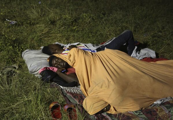 Покинувшие свои дома люди спят в саду больницы в Ле-Ке, Гаити. - Sputnik Молдова