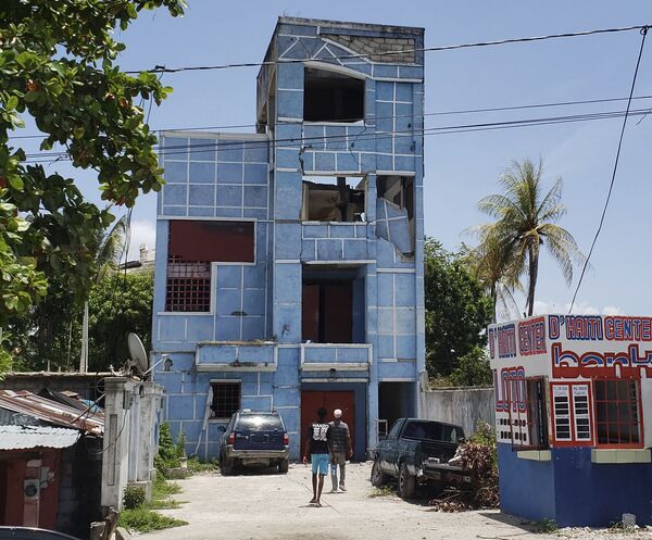 Ресторан и отель CaSud оказался поврежден в результате землетрясения в Ле-Ке, Гаити. - Sputnik Молдова