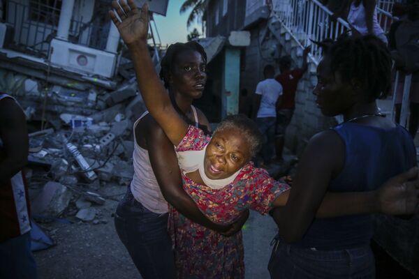 Родственники погибшей девочки во время землетрясения на Гаити. - Sputnik Молдова