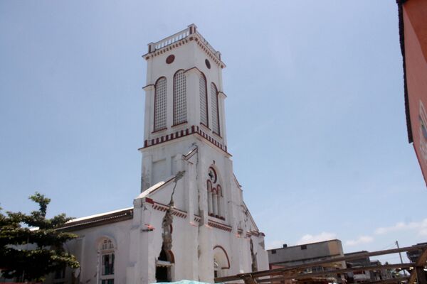 Biserica Cayes Sacred Heart, cu mari crăpături în fațada sa după cutremurul din 14 august 2021 în Les Cayes, sud-vestul Haiti. - Salvatorii s-au grăbit să caute supraviețuitori după ce un puternic cutremur cu magnitudinea 7,2 a lovit Haiti sâmbătă devreme, ucigând cel puțin 304 oameni și prăbușind clădiri în această țară caraibiană, afectată de dezastre, care se mai recuperează după un cutremur devastator din 2010. Epicentrul cutremurului, care a zguduit casele și a trimis localnici îngroziți să se lupte pentru siguranță, se afla la aproximativ 160 de kilometri spre vest de centrul capitalei dens populate Port-au-Prince. - Sputnik Moldova