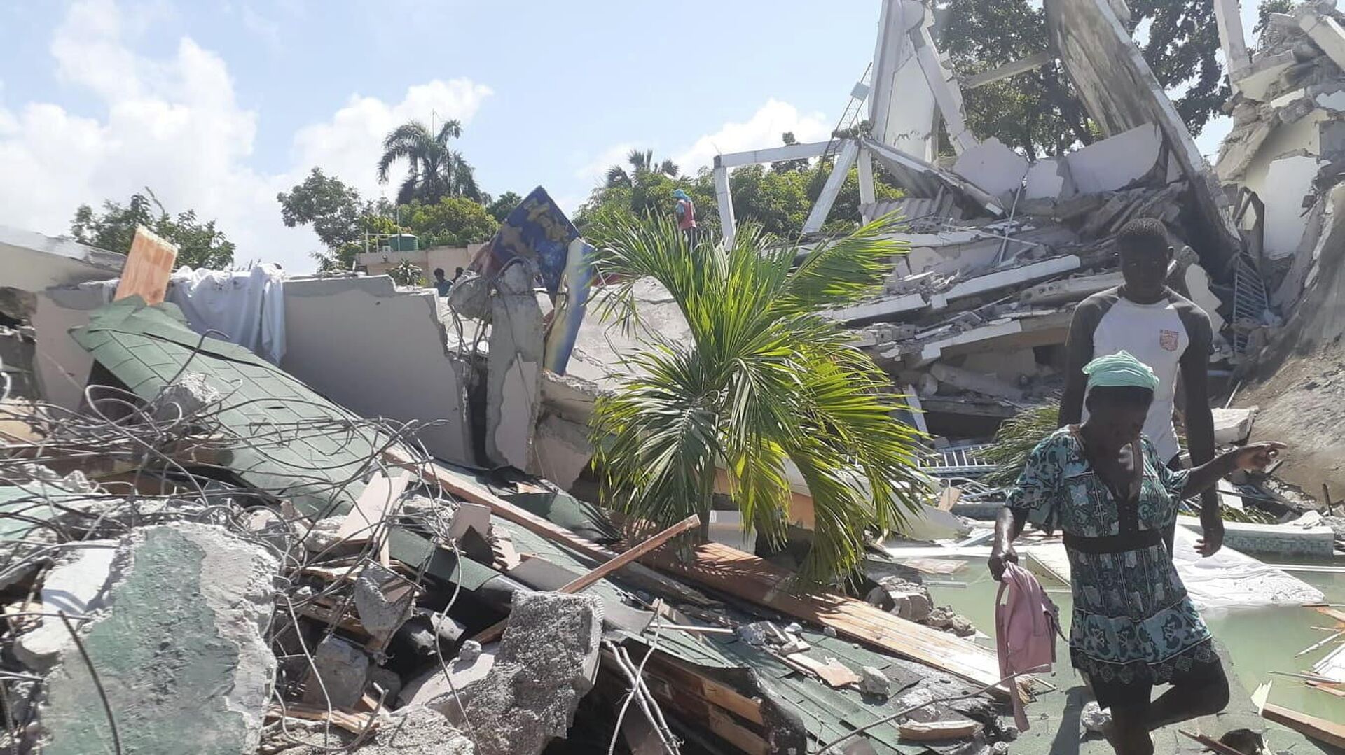 Разрушенный дом во время землетрясения на Гаити - Sputnik Молдова, 1920, 15.08.2021