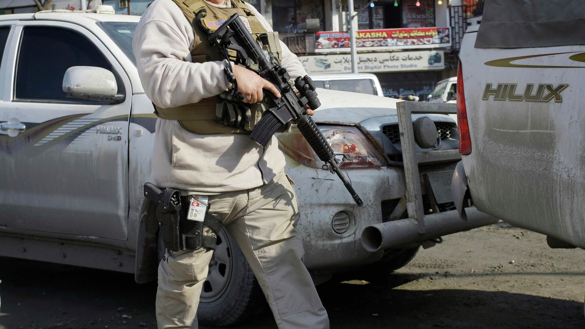 Сотрудник службы безопасности сопровождает американскую колонну в штаб-квартиру кабульской полиции, где в Кабуле - Sputnik Молдова, 1920, 16.08.2021