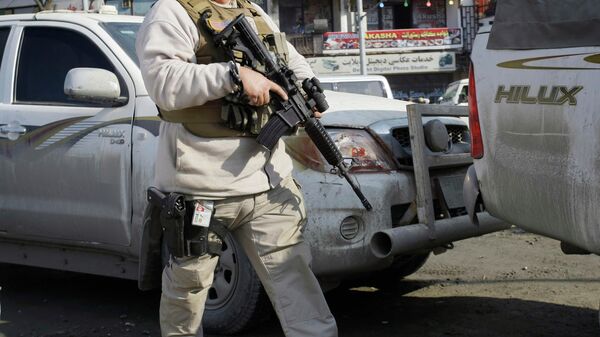 Сотрудник службы безопасности сопровождает американскую колонну в штаб-квартиру кабульской полиции, где в Кабуле - Sputnik Moldova-România