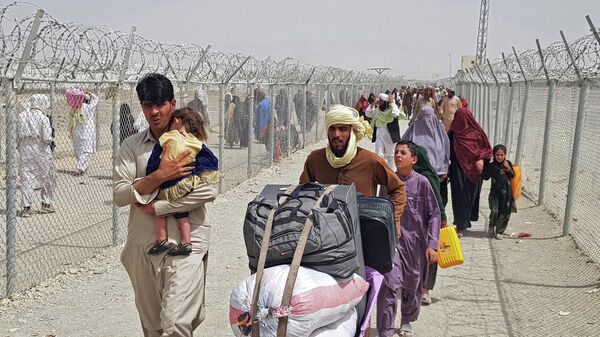 Попавшие в беду афганские граждане прибывают, чтобы вернуться в Афганистан на пакистано-афганский пограничный переход в Чамане - Sputnik Moldova