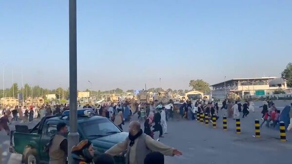 Люди бегут к терминалу Кабульского аэропорта после захвата президентского дворца группировкой &quot;Талибан*&quot; - Sputnik Молдова