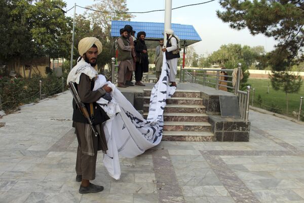 Боевики Талибан* поднимают свой флаг в городе Газни - Sputnik Молдова