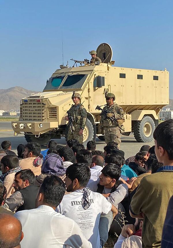 Афганские жители напротив американских солдат в аэропорту Кабула - Sputnik Молдова