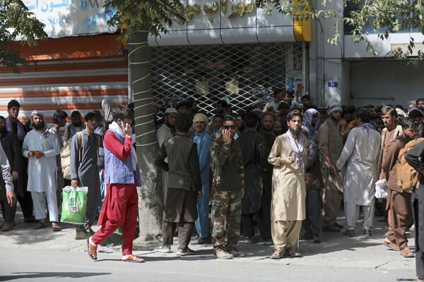 Афганцы в очереди в банк в Кабуле - Sputnik Молдова
