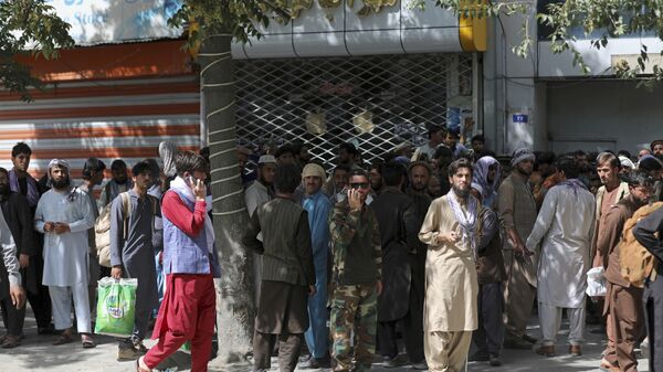 Афганцы в очереди в банк в Кабуле  - Sputnik Молдова