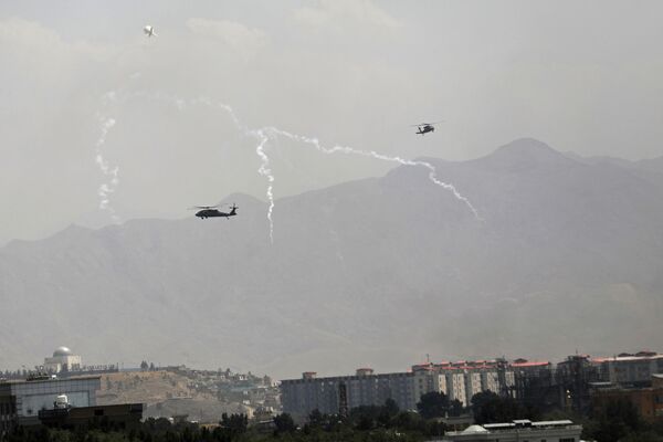 Американские военные вертолеты Black Hawk во время полета над Кабулом - Sputnik Молдова