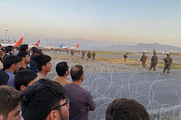 Американские солдаты в аэропорту Кабула - Sputnik Молдова