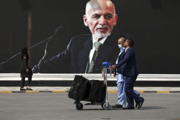 Пассажиры направляются к зоне вылета Международного аэропорта Кабула - Sputnik Молдова