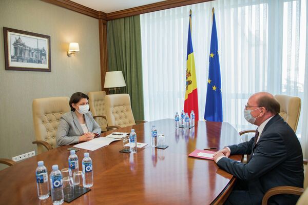 Олег Васнецов и премьер-министр Молдовы Наталья Гаврилица, август 2021 года.  - Sputnik Молдова
