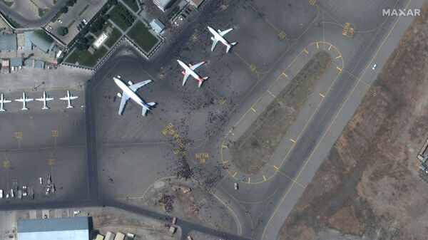 Спутниковый снимок толпы на взлетной полосе аэропорта Кабула  - Sputnik Молдова