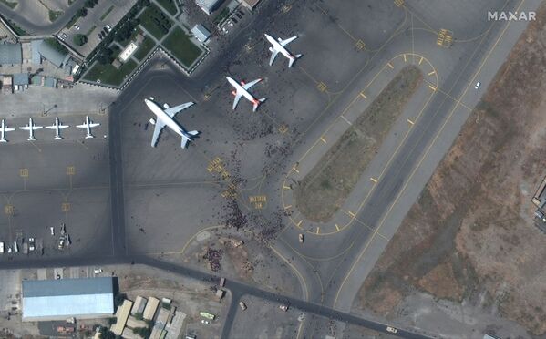 Mulțime de oameni sunt văzuți de la înălțime pe pista aeroportului din Kabul - Sputnik Moldova