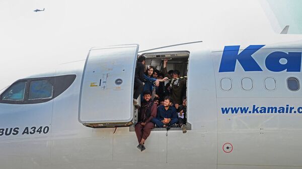 Афганцы сидят в дверях самолета в аэропорту Кабула  - Sputnik Moldova-România