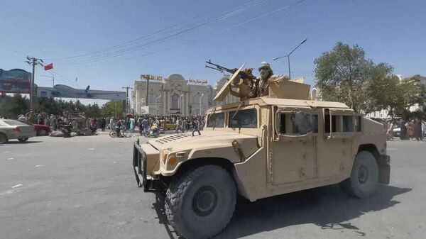 Afghanistan: Taliban ride through Kabul flaunting weapons and equipment - Sputnik Moldova-România