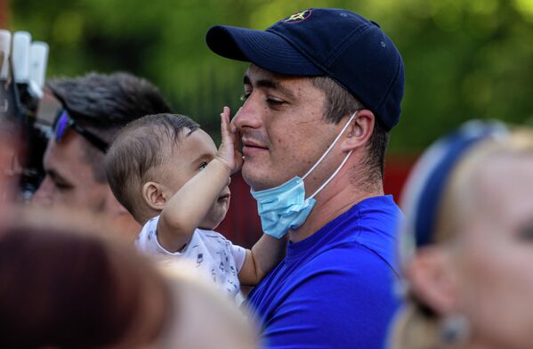 У многих пожарных есть маленькие дети, для которых долгожданная встреча с папой - это особые эмоции. - Sputnik Молдова