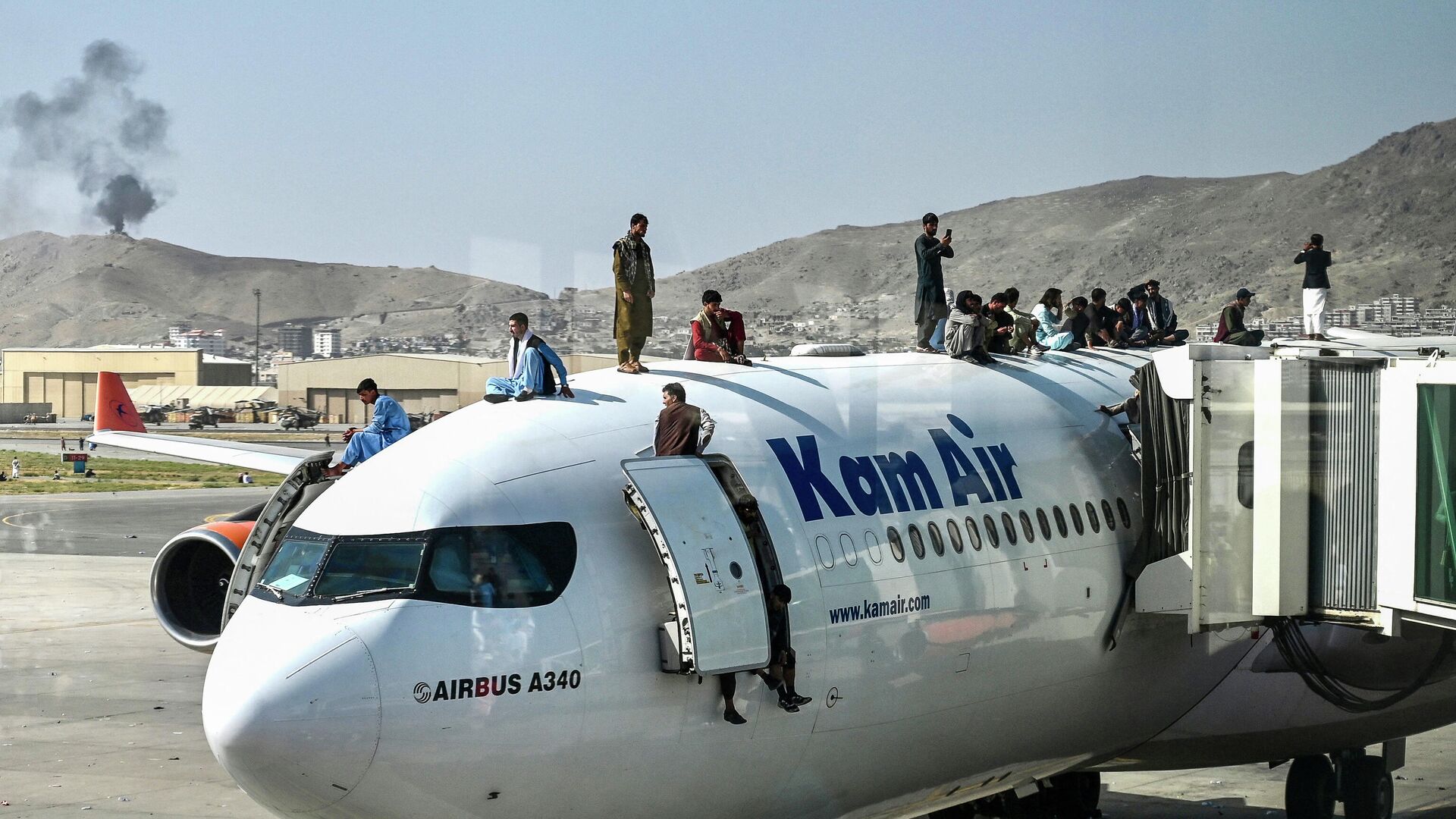 Afganii urcă pe avioane în aeroportul din Kabul - Sputnik Moldova, 1920, 22.08.2021
