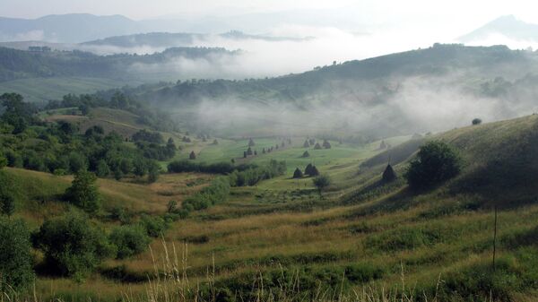 Рассвет в Валени, Марамуреш на холме в сторону Кэлинешти, откуда открывается вид на долину Изей. - Sputnik Молдова