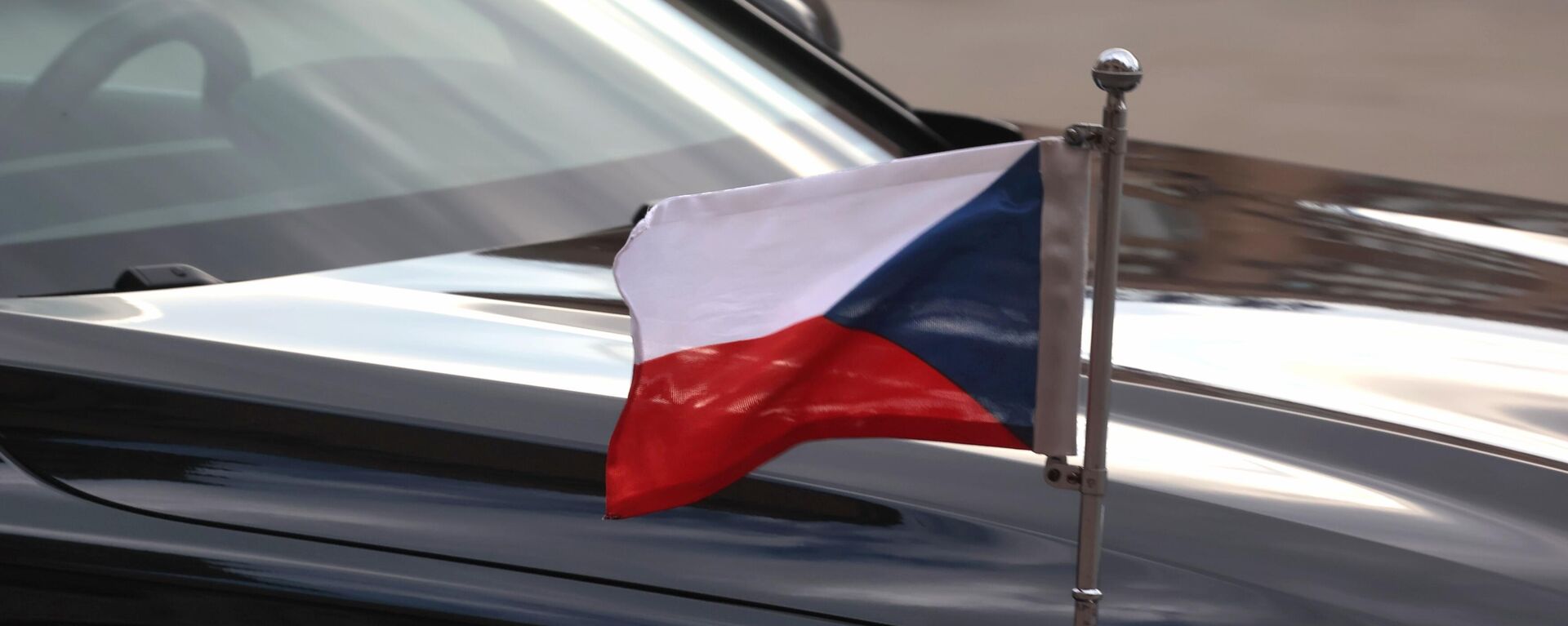 Флаг Чехии на автомобиле посольства - Sputnik Молдова, 1920, 18.08.2021