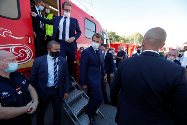 Президент Франции Эммануэль Макрон посещает департамент пожарно-спасательной службы и штаб пожарных в Ле-Люк, недалеко от Сен-Тропе, Франция. - Sputnik Молдова