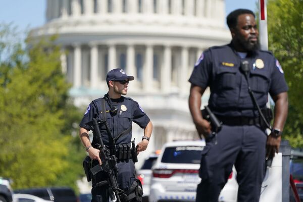 Сотрудники полиции на перекрестке между зданиями Капитолия США и библиотеки конгресса в Вашингтоне. - Sputnik Молдова